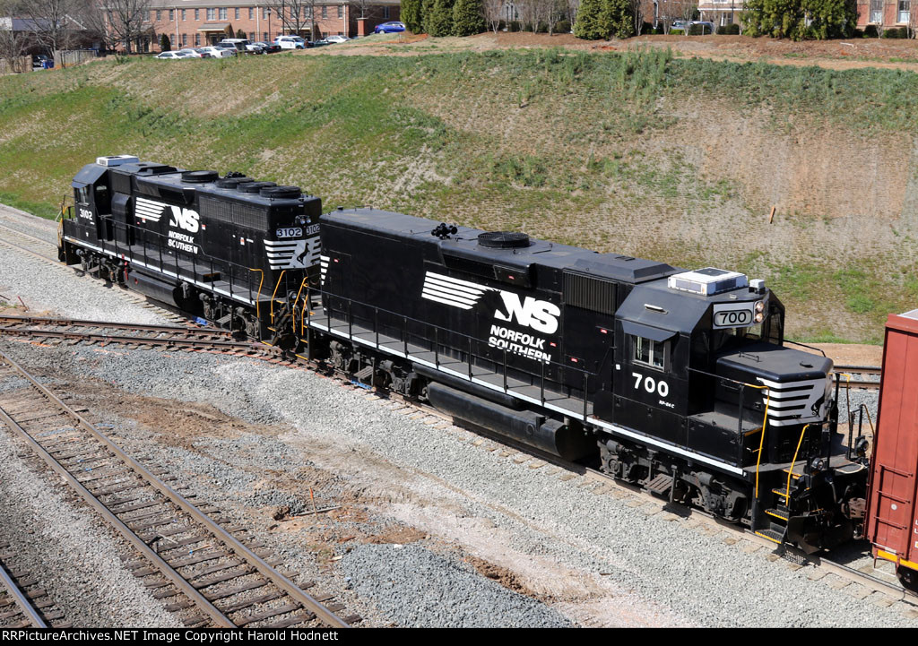 NS 3102 & 700 pass over the new crossing at Boylan Junction